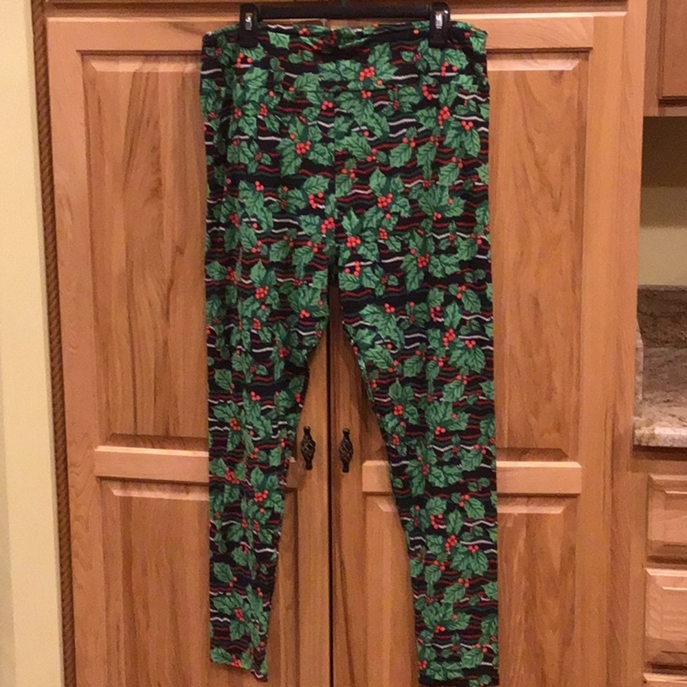 NWOT LuLaRoe Holly Berry Leggings TC2